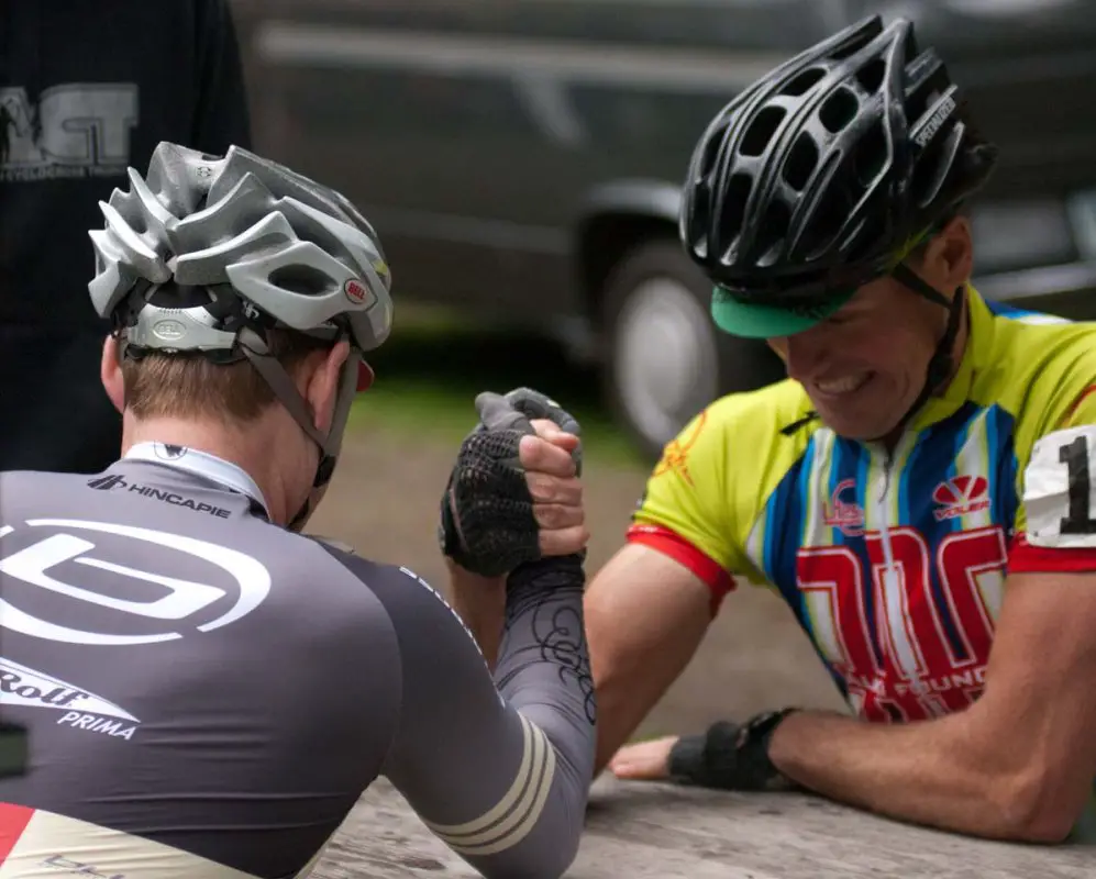 Representatives from the Singlespeed and Cat 3 racers arm wrestle to determine which went first © Karen Johanson