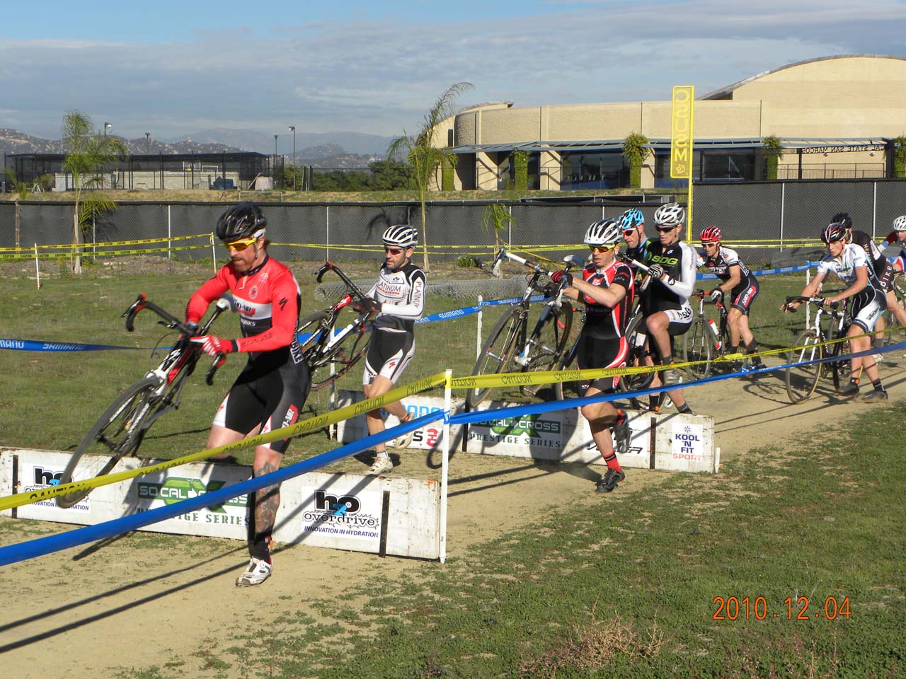 Riders hit the barriers en masse at Campus Cross. © Kenneth Hill, Light and Shadow Photography