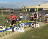 Riders hit the barriers en masse at Campus Cross. © Kenneth Hill, Light and Shadow Photography