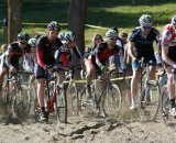 The men&#039;s Elite field takes to the sand on lap 1 © Kenton Berg