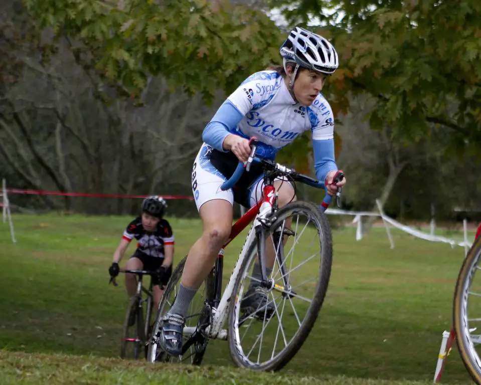 Jen Jordan (Sycomp Racing/Team Affinity) attacks the course. ©Tim Westmore