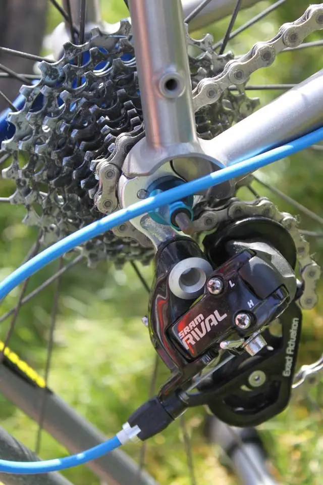 The replaceable derailleur hanger is a must in our books ? Cyclocross Magazine
