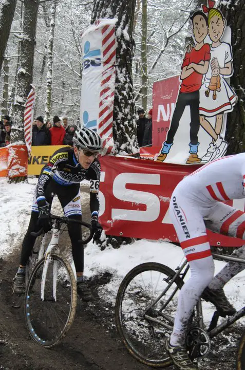 Girl stalling on the last corner before the finish in Kalmthout ©Baboco