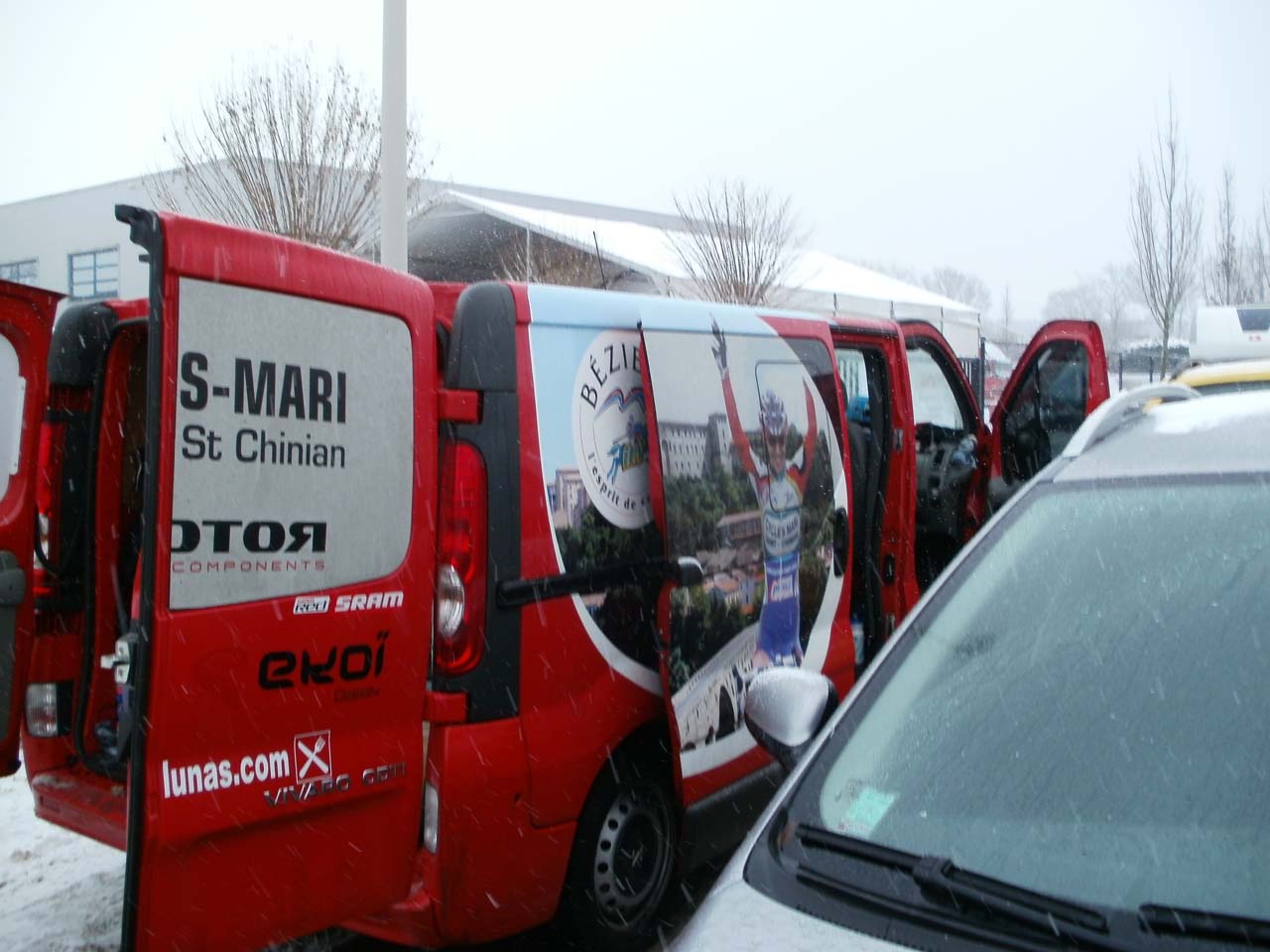 Christel Ferrier Bruneau's custom race van ©Jonas Bruffaerts