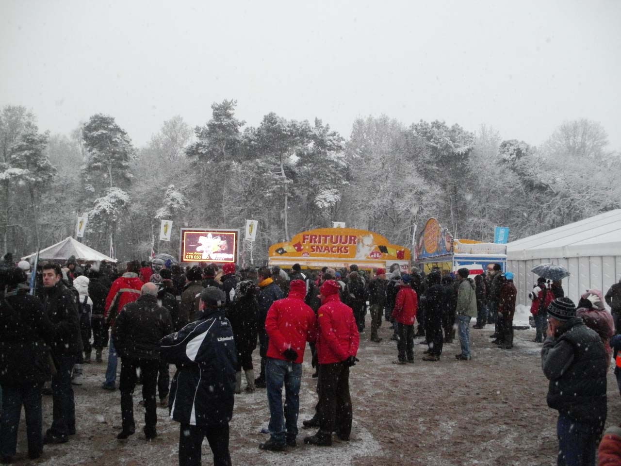 Where we stood on the last lap, just before the finishing pavement in front of the beer tent, while watching the race on the big screen ©Jonas Bruffaerts