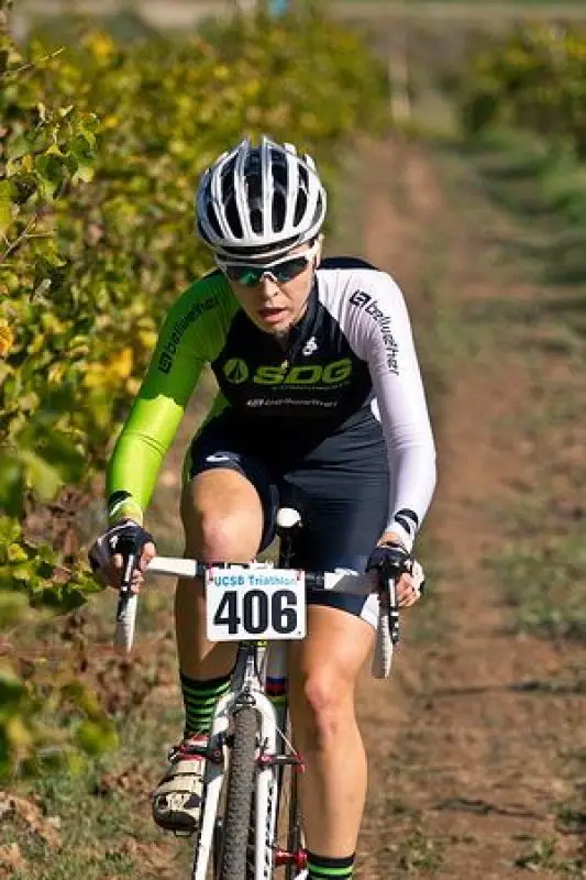 Amanda Schaper rides through the vineyard © MRock