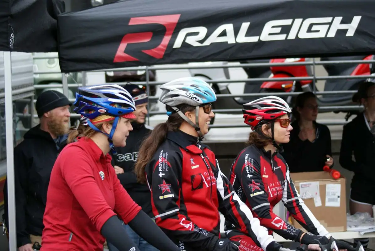 The ladies await their turn at qualifying © Kenton Berg