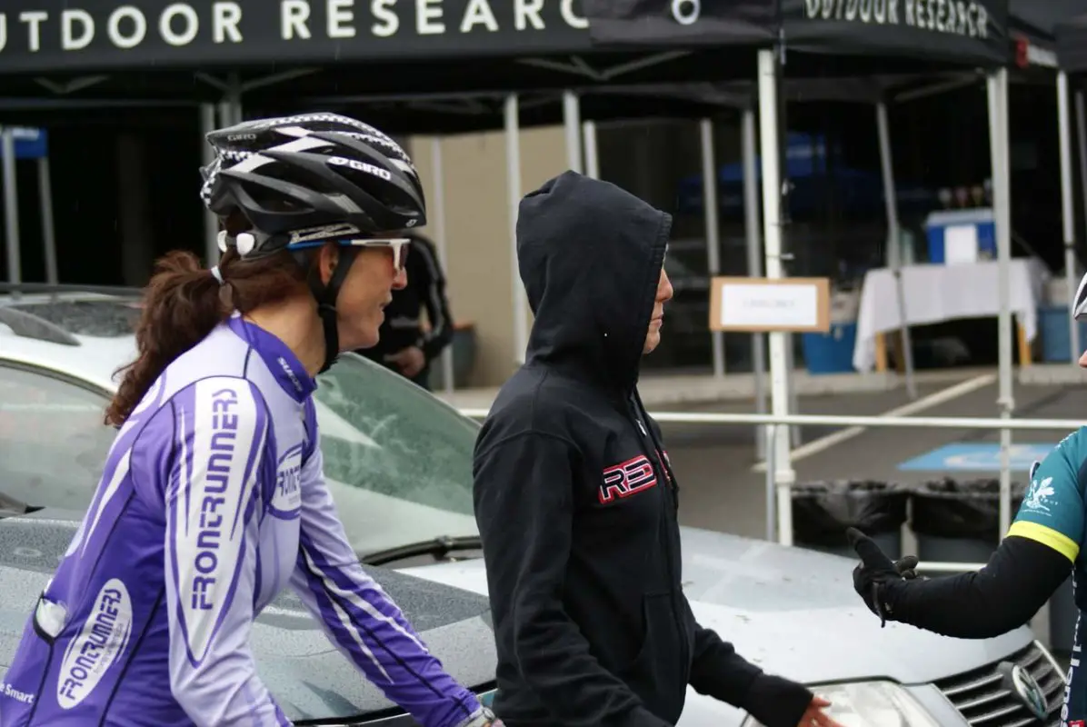 Wendy Simms and a stealth Kari Studley chat before the ladies qualifier © Kenton Berg