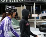 Wendy Simms and a stealth Kari Studley chat before the ladies qualifier © Kenton Berg