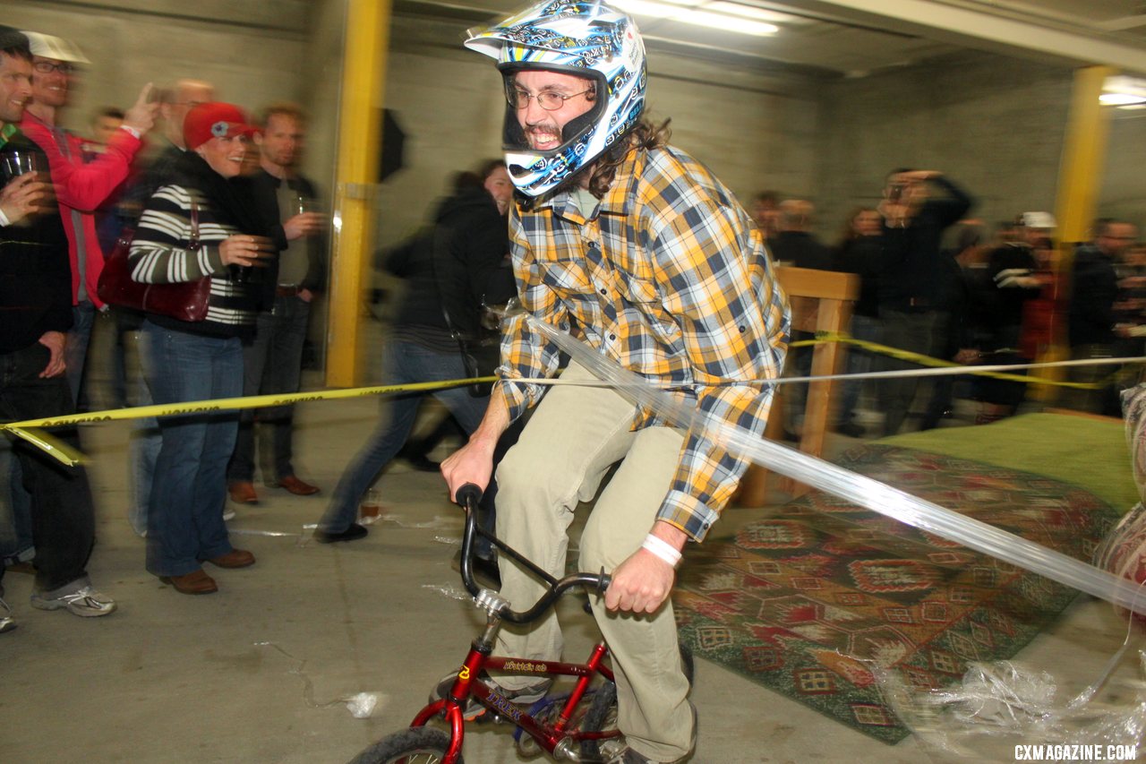 Spectators got creative with new forms of barriers. SSCXWC 2011 Party and Qualifiers. © Cyclocross Magazine