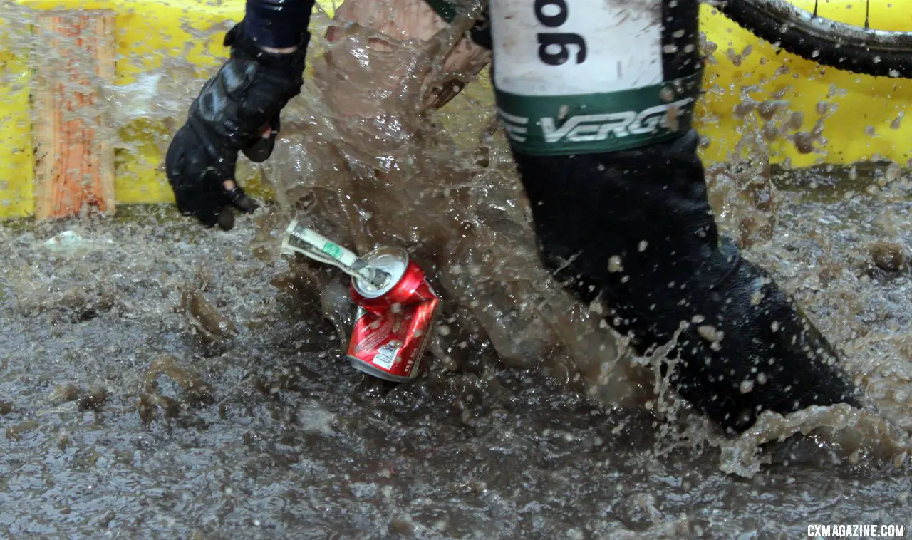 A first: the floating dollar hand-up. SSCXWC 2011 © Cyclocross Magazine