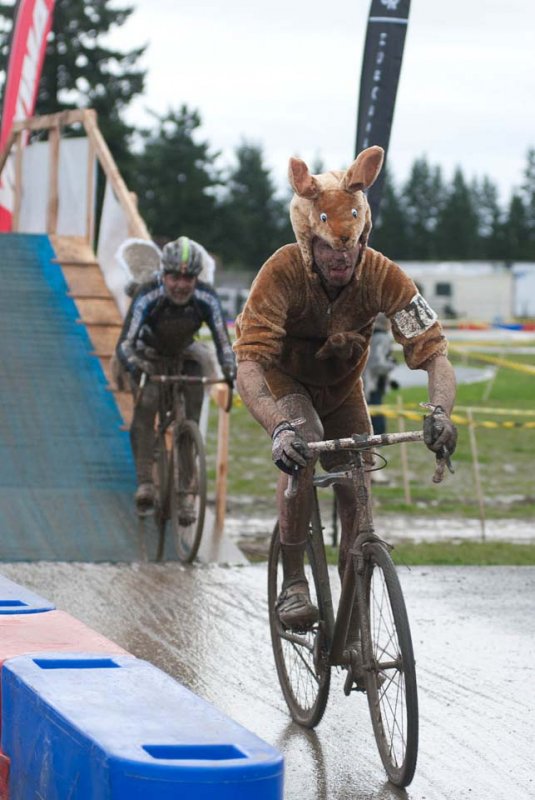 Tyler Smith takes a break from his gig at Nuun to tackle the SSCXWC course as his alter ego kangaroo © Karen Johanson
