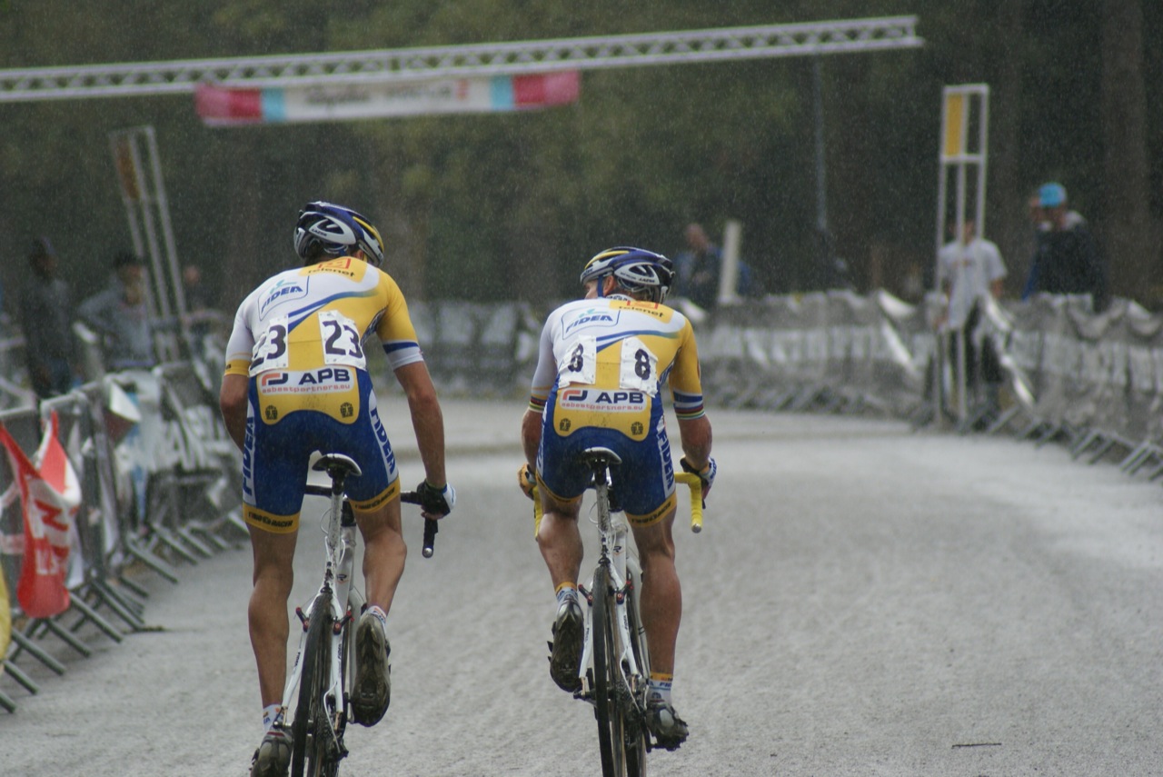 Peeters and Wellens – with a nice sized gap – have a chat as they head down the finishing straight. © Kenton Berg 