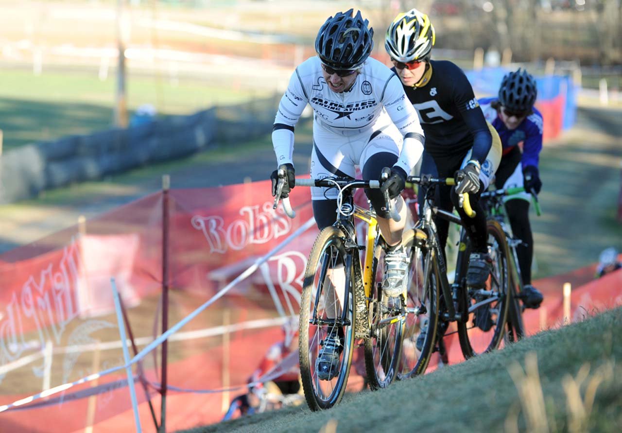 Laura Van Gilder (C3/Athletes Serving Athletes) leads on an off-camber ©Natalia Boltukhova | Pedal Power Photography | 2010