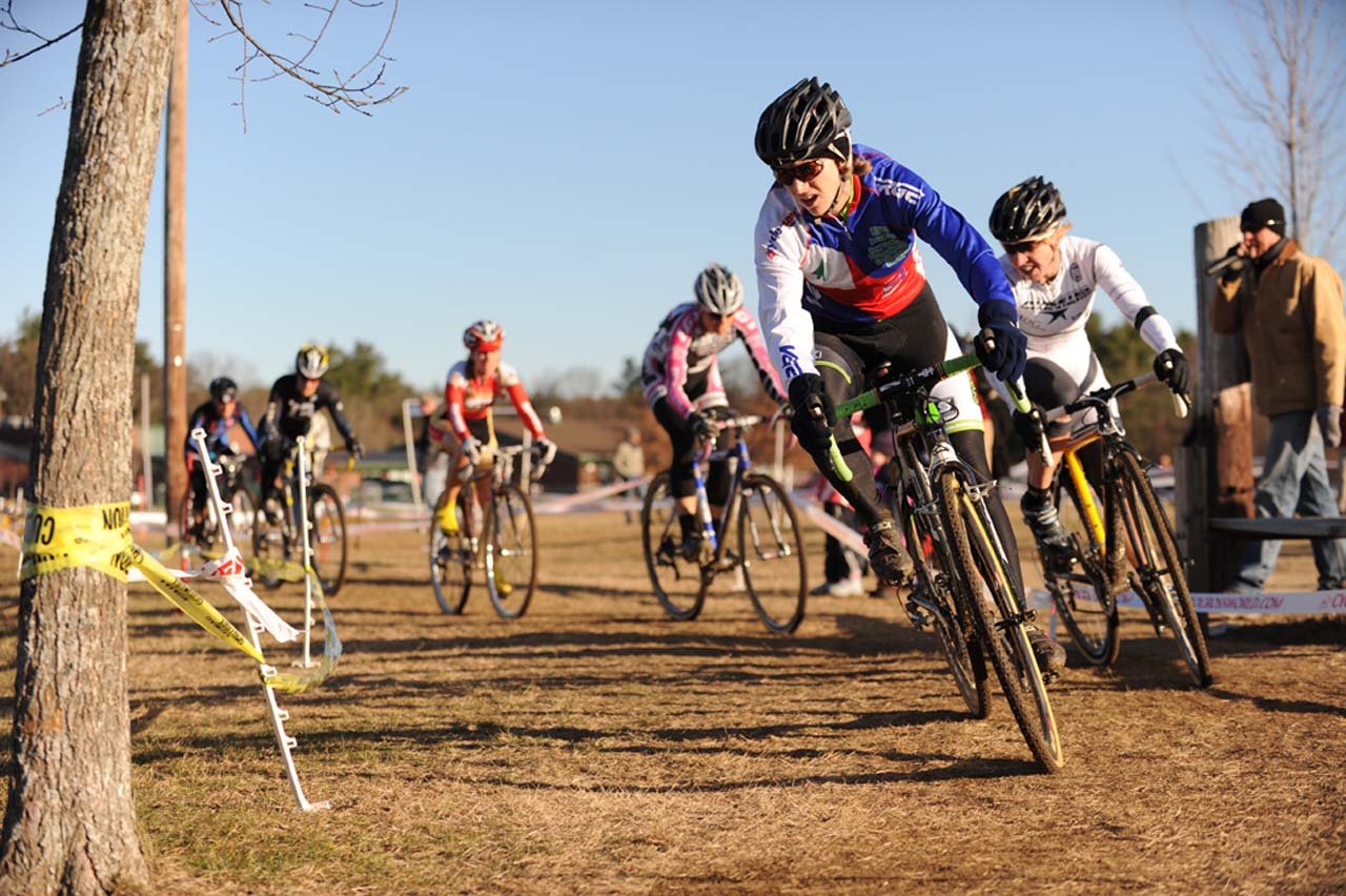 Sally Annis (crossresults.com p/b JRA Cycles) dives into a corner ©Natalia Boltukhova | Pedal Power Photography | 2010