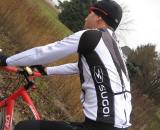 Sugoi's TI Longsleeve jersey has DEEP pockets and a nice, tall collar to keep the chill out © Kristie Hancock Sugoi's TI Longsleeve jersey has DEEP pockets and a nice, tall collar to keep the chill out © Kristie Hancock