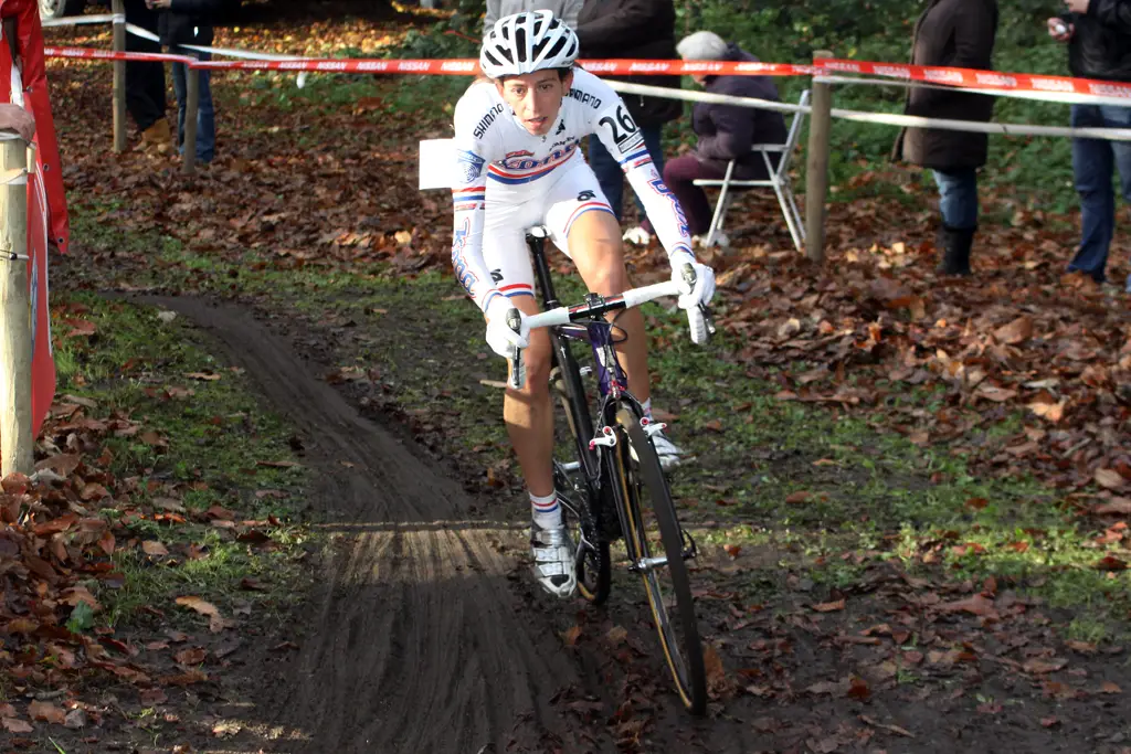 Helen Wyman through the mud. ©Bart Hazen