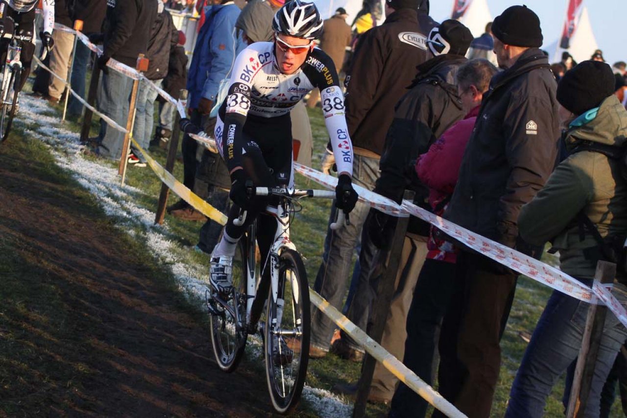 Mitchell Huenders races through Gieten. © Bart Hazen