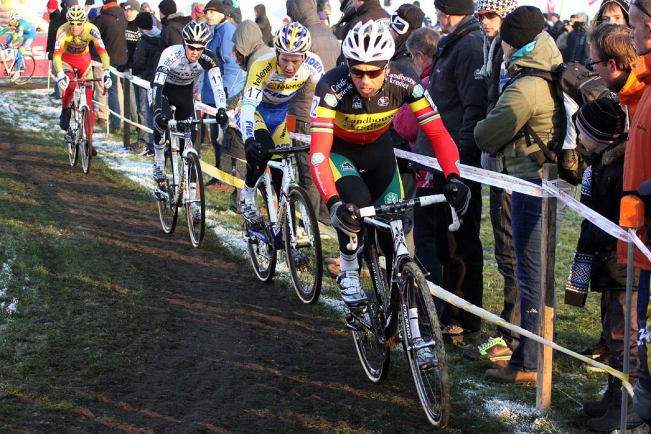 Sven Nys leads a group into a turn © Bart Hazen