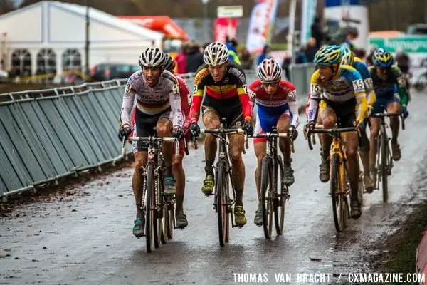 Leaders on the start/finish (WALSLEBEN, VANTORNOUT, VAN DER HAAR & MEEUSEN)