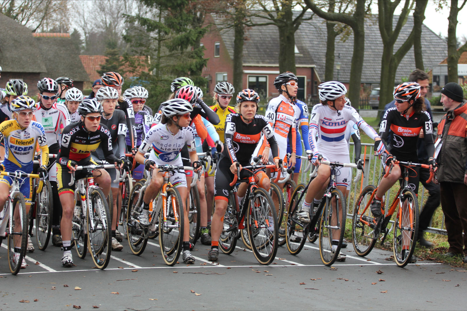 The women at the start. © Thomas van Bracht.