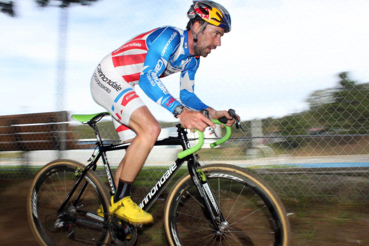 Johnson showed determination despite a large gap. Surf City Cyclocross Series Finale, Aptos High School, 1/10/10. ? Cyclocross Magazine