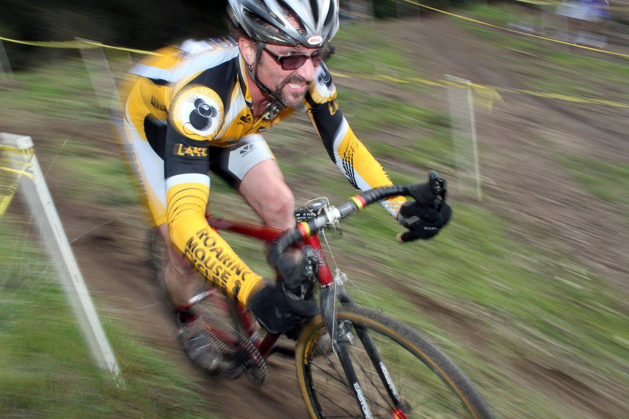 Paule Bates rips up a descent on his singlespeed. Surf City Cyclocross Series Finale, Aptos High School, 1/10/10. ? Cyclocross Magazine