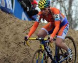 Daphny van den Brand descending the dunes. © Thomas Van Bracht 