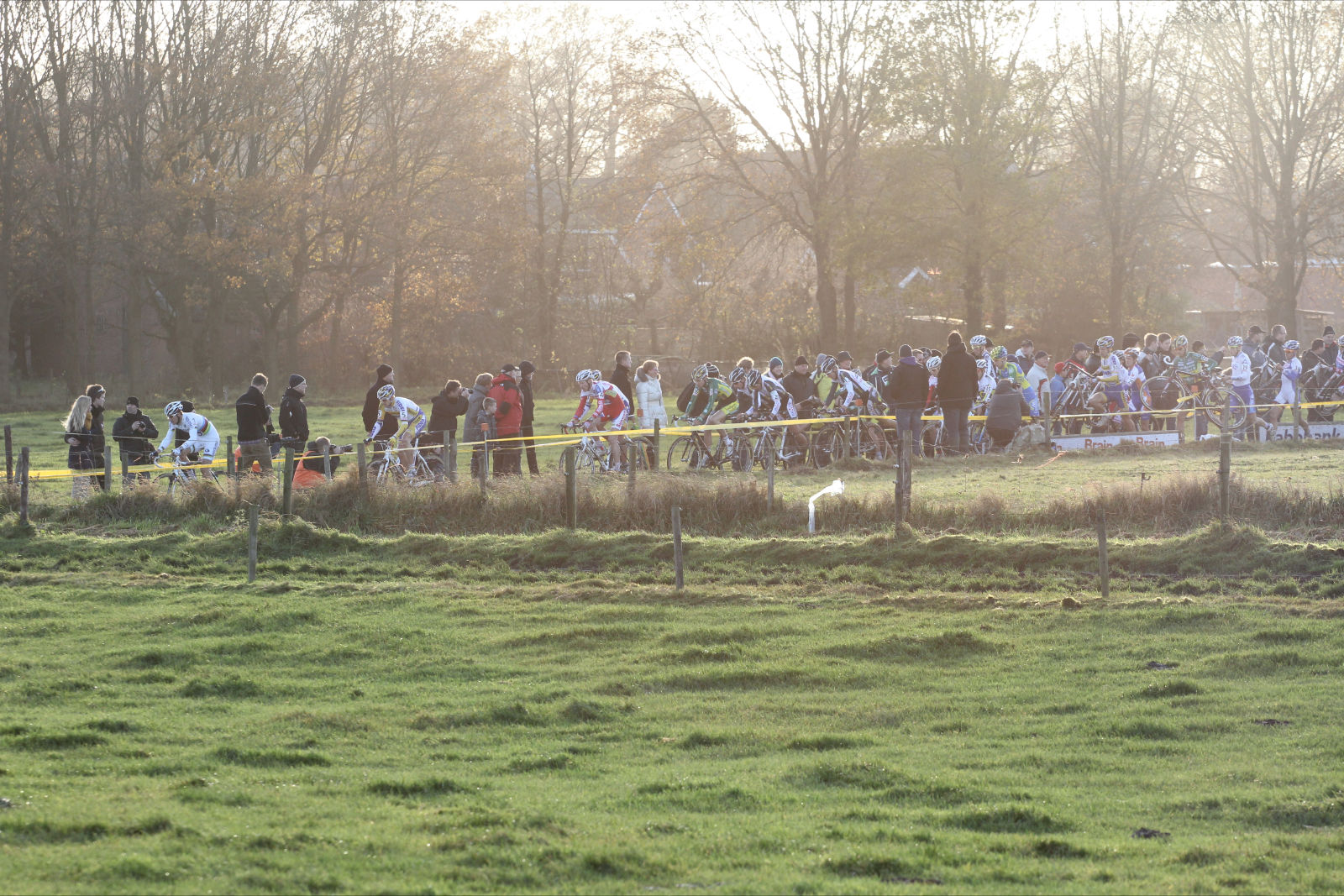 Early lap action over the barriers.© Thomas van Bracht