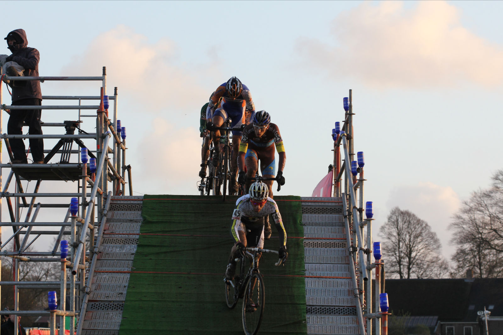 Riders over the flyover.© Thomas van Bracht