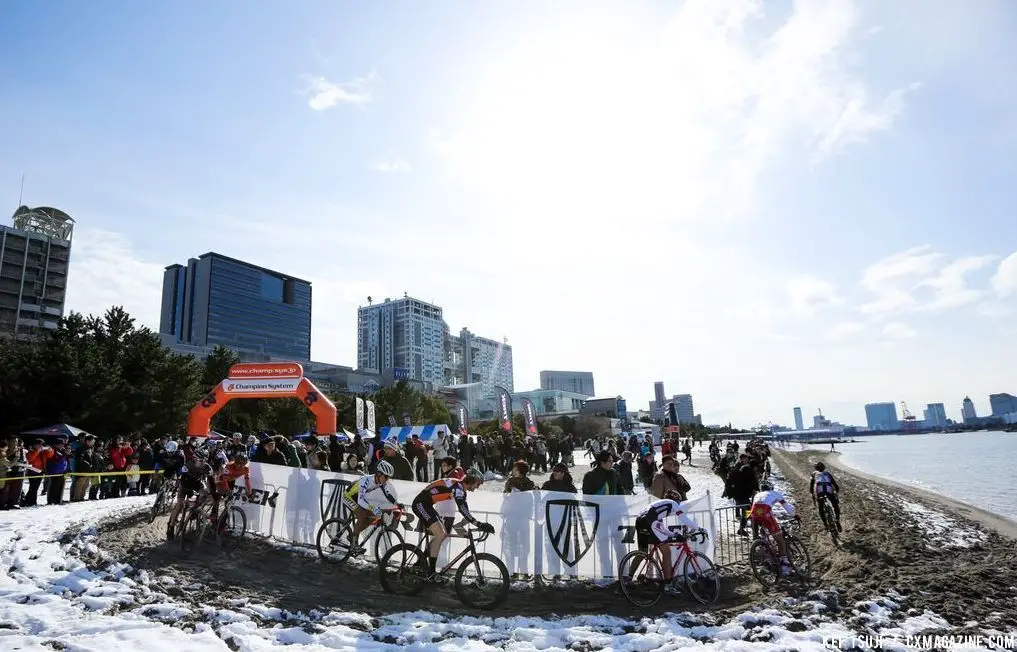 Sunny skies, snowy ground at Tokyo Cyclocross. © 辻啓／Kei TSUJI