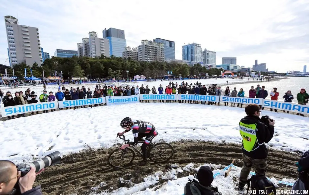 Takenouchi powers through the sandy course on the sunny afternoon after a record setting blizzard hit Tokyo at Tokyo Cyclocross. © 辻啓／Kei TSUJI