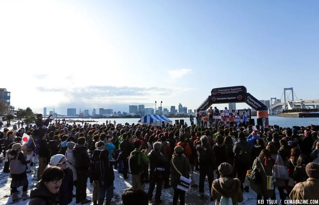 The Men\'s Elite podium set in front of Tokyo Bay and Rainbow Bridge. Thousands of spectators still turned out to watch Cyclocross Tokyo despite a record setting blizzard the day before and much of Tokyo\'s highways and mass transit still closed the day after. (Estimated to be about 10,000 fewer spectators than the previous year) at Tokyo Cyclocross. © 辻啓／Kei TSUJI