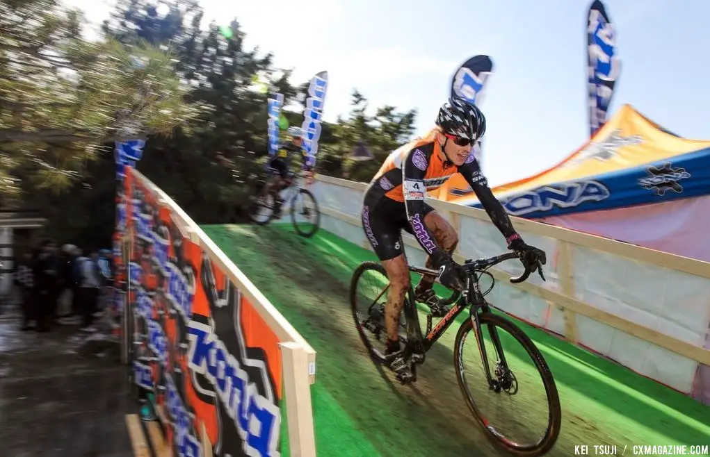 Wendy Simms on the KONA flyover at Tokyo Cyclocross.  © 辻啓／Kei TSUJI