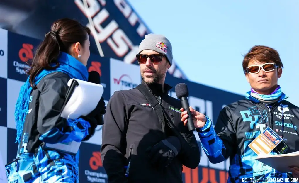 Tim Johnson helping announcers at Tokyo Cyclocross. © 辻啓／Kei TSUJI