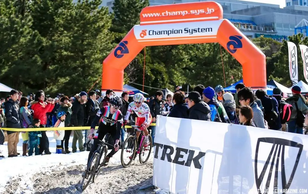 Zach snagged the holeshot at Tokyo Cyclocross. © 辻啓／Kei TSUJI