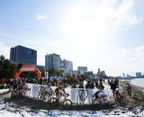 Sunny skies, snowy ground at Tokyo Cyclocross. © 辻啓／Kei TSUJI