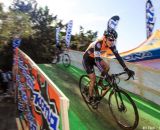 Wendy Simms on the KONA flyover at Tokyo Cyclocross.  © 辻啓／Kei TSUJI