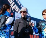 Tim Johnson helping announcers at Tokyo Cyclocross. © 辻啓／Kei TSUJI