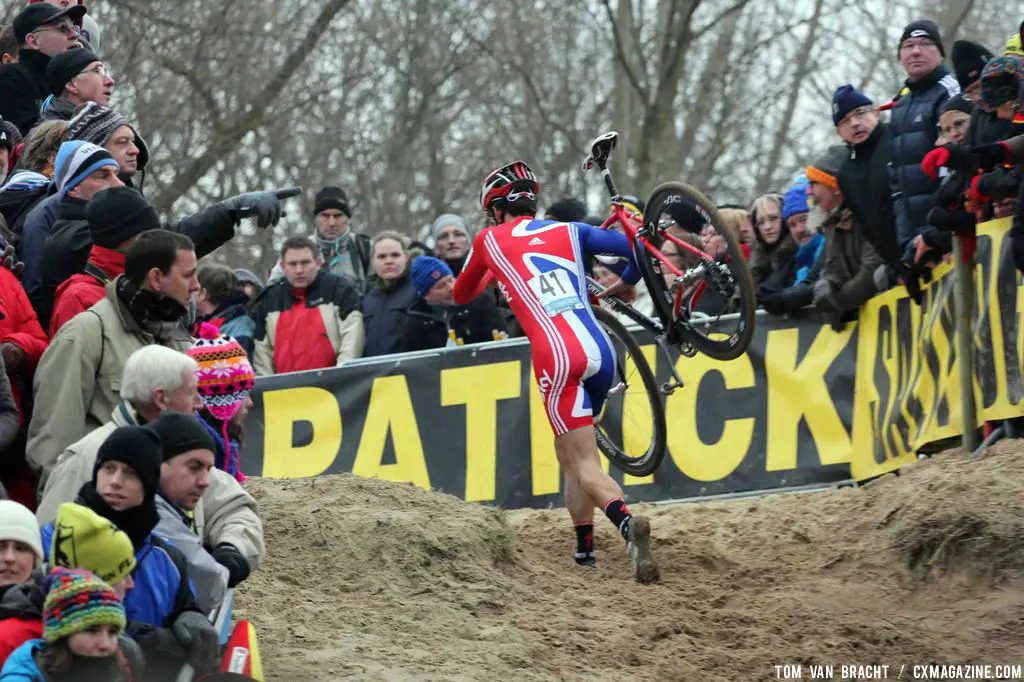 Ian Field runs past the throngs of fans. ©Thomas van Bracht