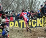 Ian Field runs past the throngs of fans. ©Thomas van Bracht