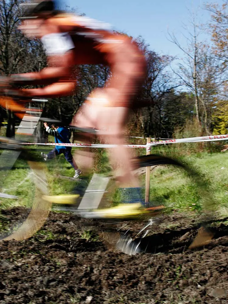 Elite women\'s race at the ditch crossing. 