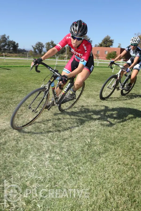 Amanda Schaper (Ritte CX Team) came from behind to catch Alexis Ryan (TEAM SoCalCross) at the halfway point of Women’s A, then threw it away in the sand on the last lap. She got some consolation for the day with the Single Speed victory. © Phil Beckman/PB Creative (pbcreative.smugmug.com)