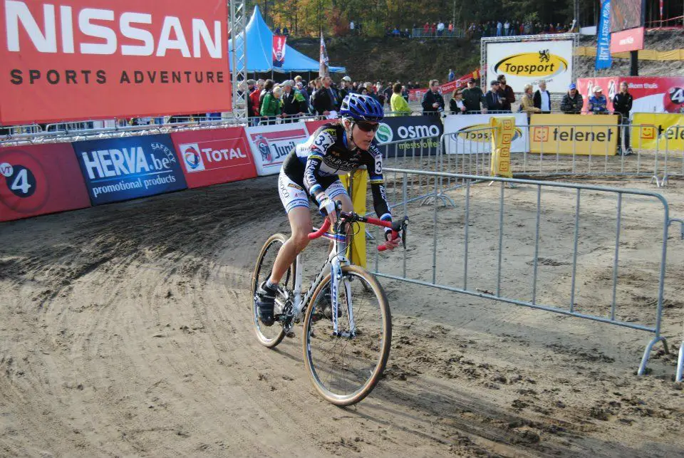 zonhoven-the-few-spectators-awake-to-watch-the-race-by-steven-baekelandt