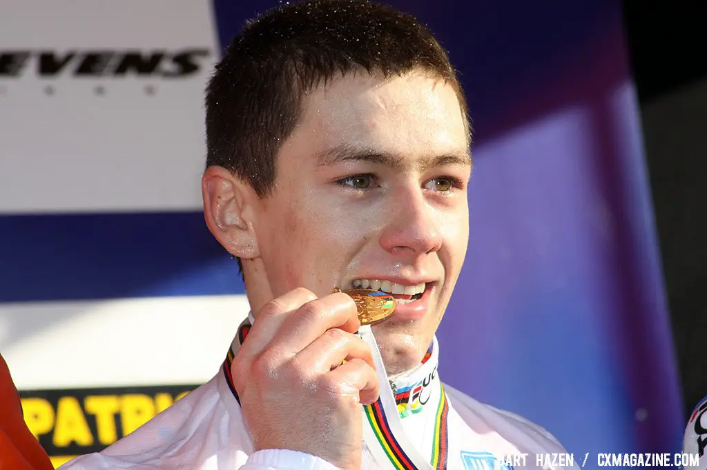 Lars van der Haar showing his gold medal