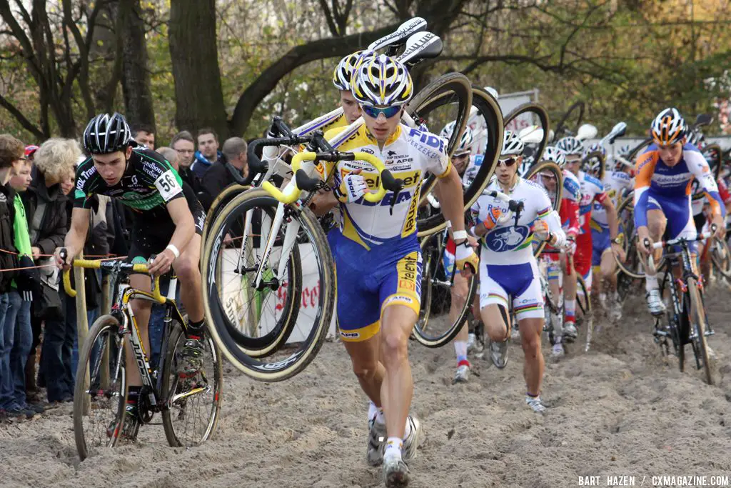 Karl Hnik leads the field in the opening lap. © Bart Hazen