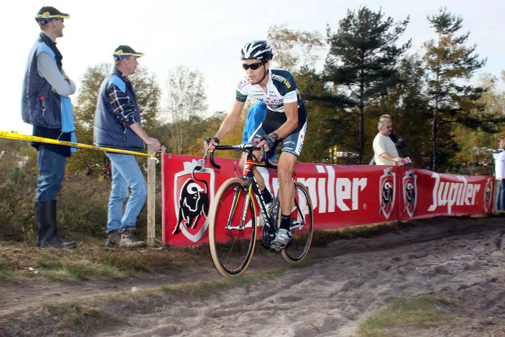 Wietse Bosmans chooses a solid line through the mud.  © Bart Hazen