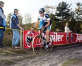 Wietse Bosmans chooses a solid line through the mud.  © Bart Hazen