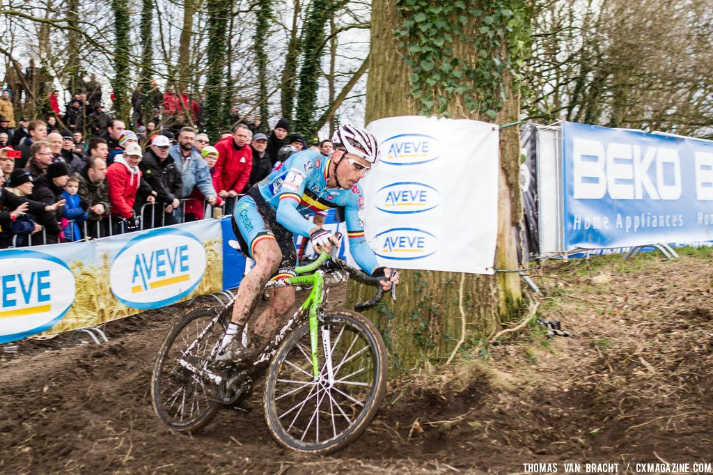 Nys sails smoothly around the tree at the UCI World Championships of Cyclocross. © Thomas Van Bracht