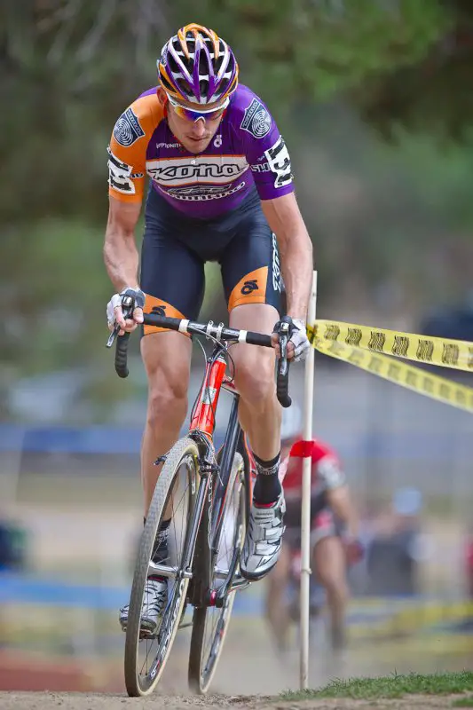 Ryan Trebon (Kona) sprints over the top of the hill with Sid Taberlay close behind in second © Danny Munson/DMunsonPhoto.com